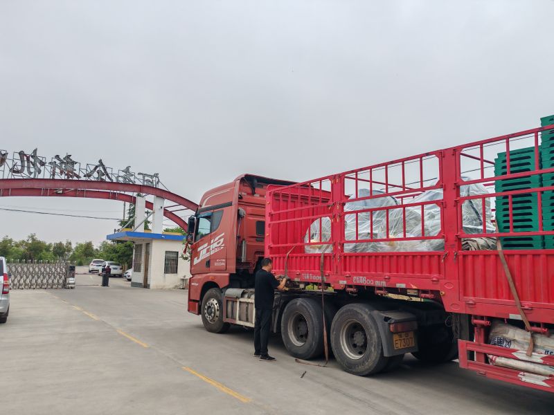 兩臺YQX1000-6/1000KW/660V正壓防爆電機(jī)裝車發(fā)貨鉆井現(xiàn)場